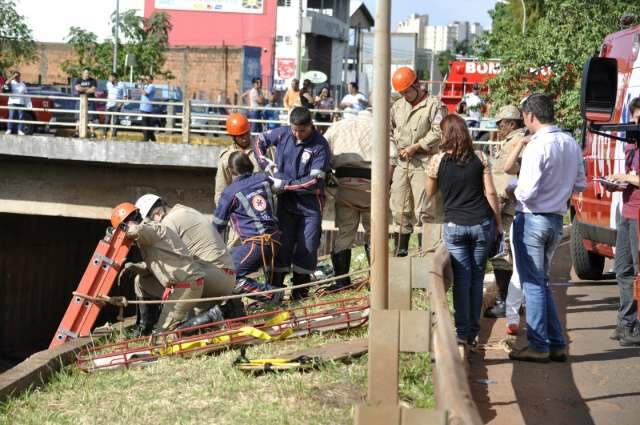 Motociclista bate em árvore, namorada cai em córrego e seu estado é grave