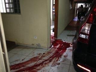 Dois bandidos foram mortos ao tentarem assaltar uma casa. (Foto: Rádio Caçula)