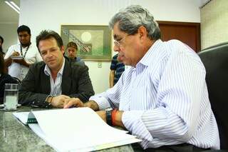 André discutindo parcerias com o governador paraguaio esta tarde (Foto: Marcos Ermínio)