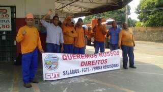 Os trabalhadores se reuniram no Bairro Tiradentes, onde iniciariam as atividades. (Foto: Divulgação)