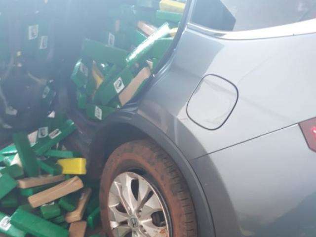 Carro roubado em MG &eacute; apreendido com 1,2 t de maconha na MS-164
