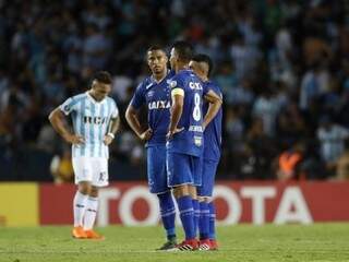 De azul, jogadores do Cruzeiro após um dos gols que sofreram na partida. (Foto: David Fernandéz/EFE/GE) 