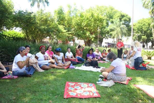 Mulheres se re&uacute;nem na pra&ccedil;a contra a &quot;lei da morda&ccedil;a&quot; e pela democracia