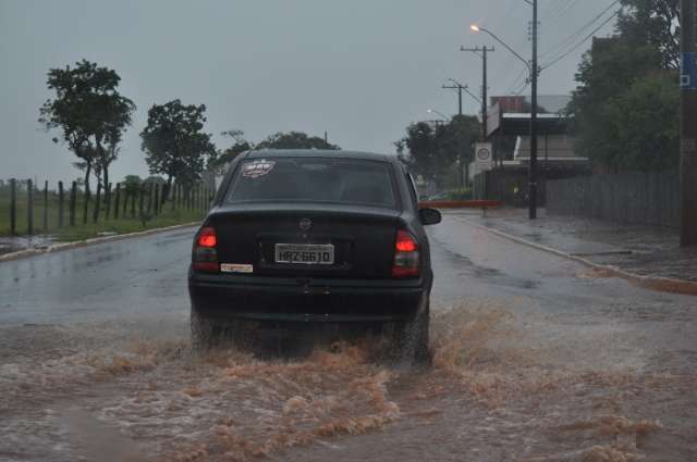 Chuva atinge &ldquo;pico&rdquo; e causa transtornos em diversos pontos da Capital
