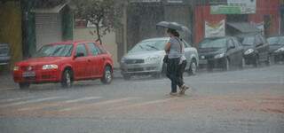 Chuva alaga centro da cidade. Os 19mm de água que caíram pegou muita gente de surpresa (Foto: Simão Nogueira)