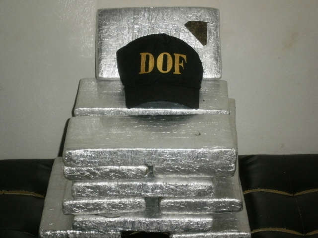  Pol&iacute;cia apreende adolescente com mais de 15 quilos de maconha em &ocirc;nibus