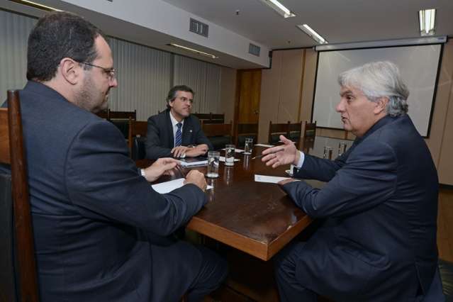Delc&iacute;dio negocia com ministro acordo para aprovar pacote fiscal