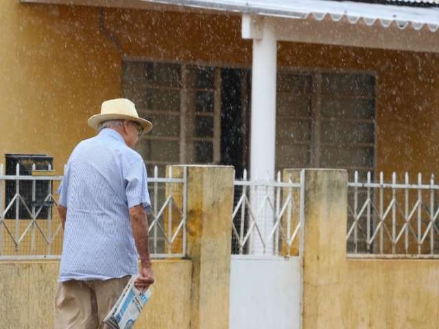 Ap&oacute;s manh&atilde; com c&eacute;u nublado, chove em alguns pontos de Campo Grande