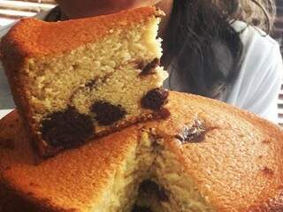 Receita de bolo mesclado, feita por Lidiane para as filhas. (Foto: Reprodução/Facebook)
