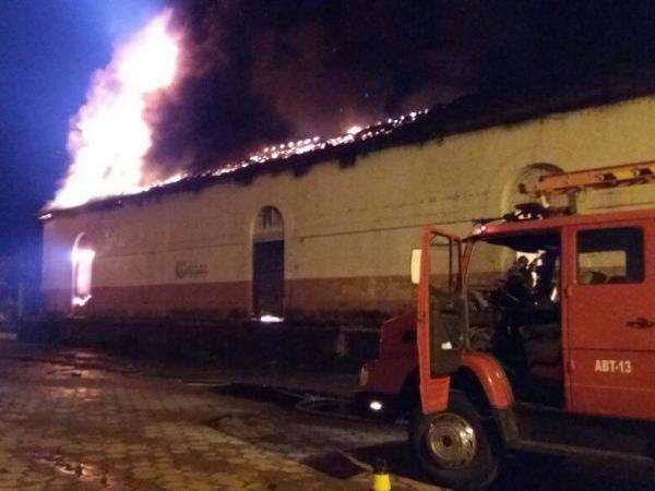 Pr&eacute;dio de antiga esta&ccedil;&atilde;o ferrovi&aacute;ria &eacute; destru&iacute;do em inc&ecirc;ndio