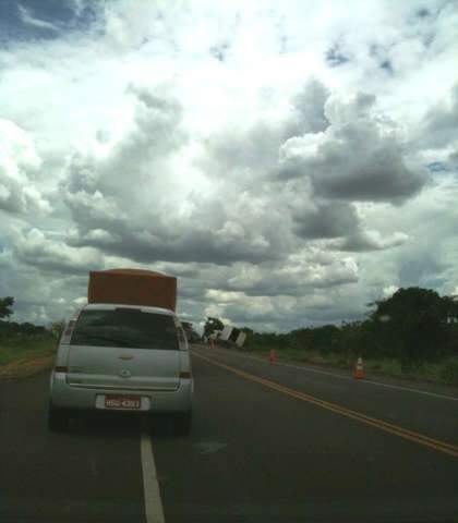  <b>Rep&oacute;rter News</b>: Retirada de caminh&atilde;o tombado congestiona BR-163 