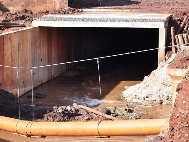  Obras de drenagem no Shopping e Ernesto Geisel param por conta da chuva