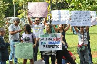 Grupo contra homenagem a Bolsonaro exibe cartazes em frente ao comando da PM. (Foto: Marcelo Calazans)