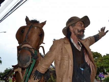 &quot;O primeiro cabeleireiro&quot; da cidade hoje vive de carro&ccedil;a e dando trato na Arlete