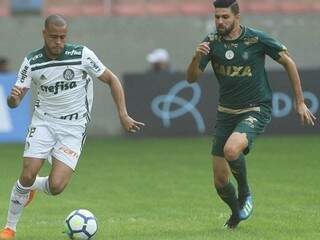 Jogador do palmeiras (à esquerda) em disputa de bola com atleta do América-MG (Foto: Cesar Greco/Ag Palmeiras)