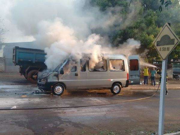 Van que transportava equipe de campanha de candidato a prefeito pega fogo