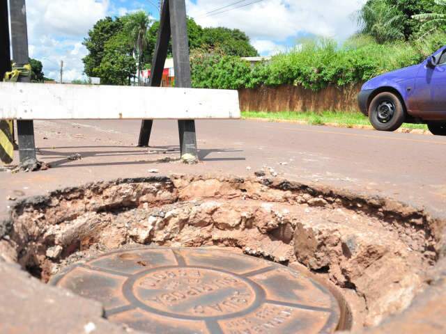  Buraco atrapalha motoristas em via de acesso para a UCDB