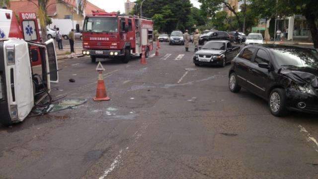 Motorista fica ferida ap&oacute;s capotagem no Jardim dos Estados