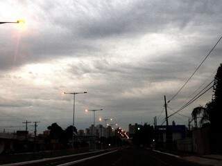 O céu amanheceu fechado na capital sul-mato-grossense(Foto: Saul Schramm)