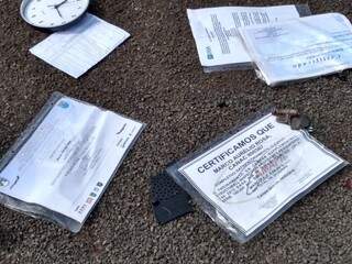 Documentos do condutor do Uno ficaram espalhados pela rodovia. (Foto: Miriam Machado)