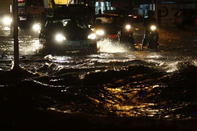 Bairros ficam sem energia el&eacute;trica devido a forte chuva que atinge a Capital