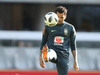 Lateral Daniel Alves machucou joelho direito e está fora do Mundial (Foto: Lucas Figueiredo/CBF)