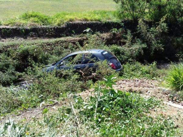 Motorista Se Distrai Ao Mexer Em Som E Cai Ve Culo Em C Rrego No