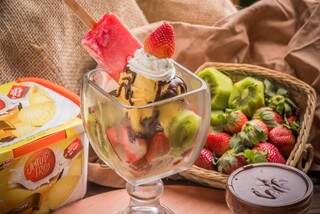 A taça de frutas leva duas bolas de sorvete sabor creme, uma paleta mexicana de morango, morangos, kiwi, chantili e creme de avelã. (Foto: Arnaldo Muniz)