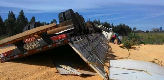 Carreta carregada com 32 toneladas de milho tomba na BR-163