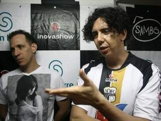 De presente do técnico, San usou a camisa do Novoperário em coletiva. (Fotos: Marcos Ermínio)