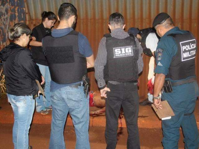 Homem &eacute; alvejado com sete tiros e morre ap&oacute;s deixar bar em Dourados