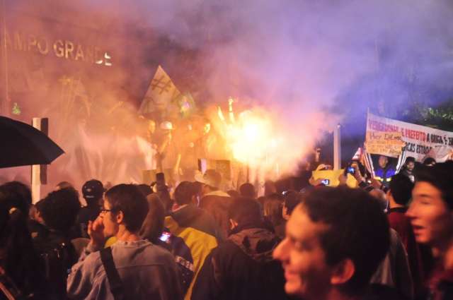 Manifestantes chegam &agrave; C&acirc;mara e amea&ccedil;am invas&atilde;o