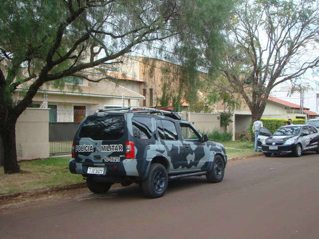  Ladr&otilde;es invadem casa de promotor, levam pistola e rendem seguran&ccedil;a particular