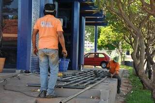 Trabalhadores aceleram ritmo para concluir obras de readequação do parque de exposições. (Foto:Divulgação)
