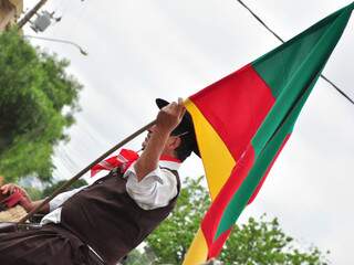 Exibindo a bandeira do Rio Grande do Sul, cavaleiro mostra o orgulho dos gaúchos na véspera da Semana Farroupilha. (Foto: João Garrigó)