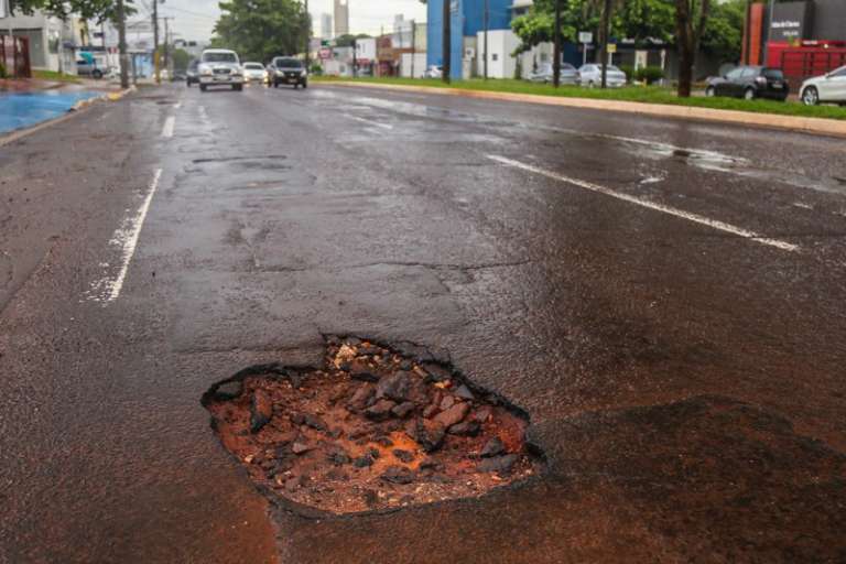 Na Avenida Mato Grosso do tapa buracos acontece desde o início da semana, mas alguns persistem. (Foto: Fernando Antunes)
