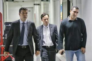 Irmão do PM - à direita - acompanhou a primeira audiência do caso acompanhado do advogado de defesa (Foto: Fernando Antunes) 