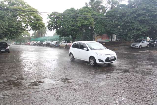 Chuva no in&iacute;cio da tarde ameniza &quot;calor&atilde;o&quot; de 36&ordm; C na Capital 