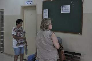 Pacientes aguardavam chegada da vacina em unidade de saúde. (Foto: Marcelo Calazans)