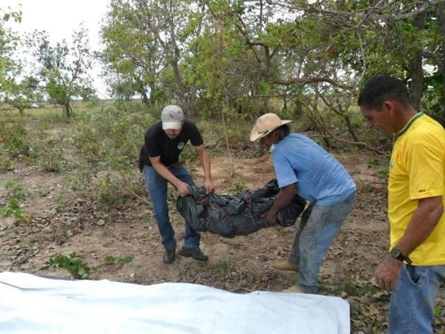 Um m&ecirc;s depois de crime, pol&iacute;cia desenterra corpo de homem executado no Pantanal
