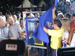 Governador Reinaldo Azambuja (PSDB) e prefeitor Marquinhos Trad (PSD) expondo a placa que marca a inauguração da revitalização da rua. (Foto: Marcos Maluf) 