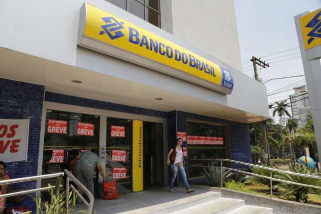 Banc&aacute;rios recusam terceira proposta de reajuste e decidem manter greve