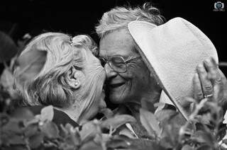 E o ensaio ficou lindo entre sorrisos e olhares eternamente apaixonados. (Foto: Alex Hermam) 