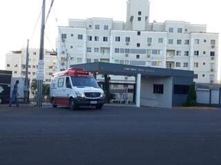 Ambulância deixa condomínio localizado na 14 de Julho (Foto: Geisy Garnes)
