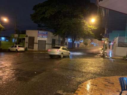 Chuva chega acompanhada de trovoadas em alguns bairros da Capital
