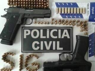 Pistolas e munições apreendidas pela Polícia Civil (Foto: Divulgação/ Polícia Civil)
