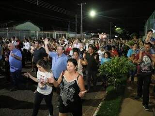 Moradores durante a procissão por uma das ruas do Jardim América. (Foto: Paulo Francis)