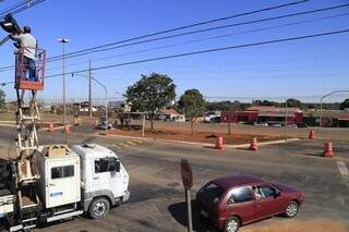 Equipe instala novo semáforo em cruzamento na saída para Cuiabá (Foto: Divulgação)