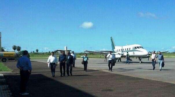 Autoridades aguardam chegada de ministro para inaugura&ccedil;&atilde;o de rodovia