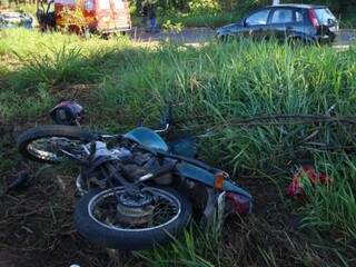 Motocicleta envolvida no acidente ficou danificada. (Foto: André Bittar)